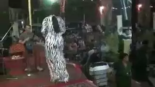 ليلة زفاف إباحية: راقصات ساخنات بأجسام مثالية تمارس الجنس بقوة