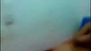 شاب عربي سمين يستمتع بجلسة مص مكثفة لقضيبه