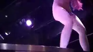 بهيمية صريحة: حيوان على فتاة