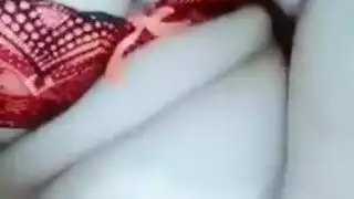 صديقة عربية تخلع ملابسها وتتفاخر بصدرها الشاحب الكبير