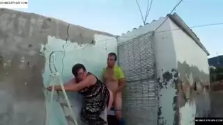 فرج الجارة المحروم يحصل على قذف داخلي قوي وفوضوي على السطح