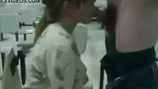 شقراء هواة تمص القضيب بعمق بينما ترتجف وركاها من المتعة