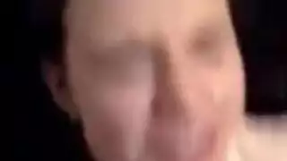 مراهق خاضع يبتلع سائل أصدقائه في بورن جماعي