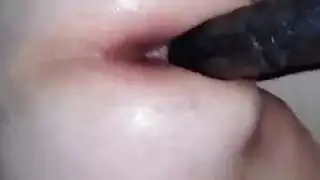 مهبل مراهقة ضيق يمسك بلعبة ضخمة حتى تنفجر