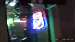 مص قضيبين مزدوج مع فتاة طويلة الأرجل في وضع راعية البقر العكسي