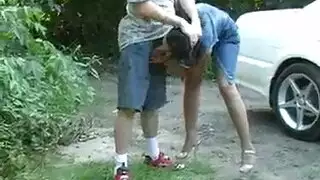 نيك فرنسي في الغابة: حركة سيارة بكاميرا خفية وجنس فموي