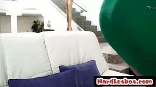 زوجة الأب تعلم ابنتها كيفية المقص في علاقة مثلية ساخنة