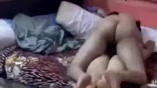 محجبة تمارس جنساً عنيفاً على الأرض مع قضيب جزائري