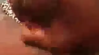 عابرة الجنس سمراء تطارد شباب بعرض ثدي مترهل