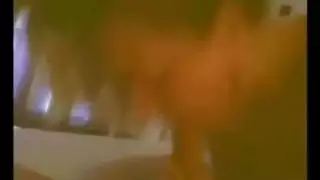 بنت تمارس مع تمثال